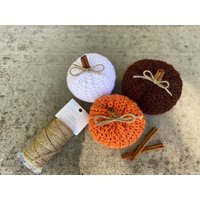 Gehäkelter Herbst-Kürbis Mit Zimtstange | 3Er-Set von YarnOverJo