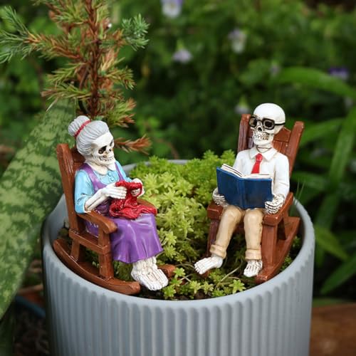 Halloween Deko Skelett Figuren,Gruselig Halloween Lesen Alter Ehepaar Schaukelstuhl Skelett Figur,Gartendeko für Draußen Wetterfest,Schädel Harz Statue,Skelettfigur Gartenstatue für Blumentopf Halloween Deko Skelett Figuren,Gruselig Halloween Lesen Alter Ehepaar Schaukelstuhl Skelett Figur,Gartendeko für Draußen Wetterfest,Schädel Harz Statue,Skelettfigur Gartenstatue für Blumentopf von Yarteim