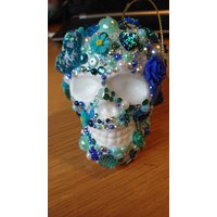 Totenkopf Dekoration Mit Schnur Zum Aufhängen in Blau Gems Und Perlen Totenkopf Dekoration Mit Schnur Zum Aufhängen in Blau Gems Und Perlen von YassyCrafts