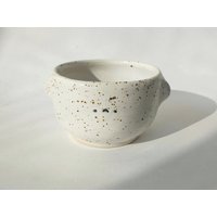 Niedliche Gesprenkelte Bären Teeschale, Matcha Schale von YasyaCeramics