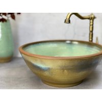 Aufsatzwaschbecken Aus Keramik, Einzigartiges Waschtischwaschbecken in Braun Und Grün. Bauernhaus-Waschbecken von YedidyaGottlieb