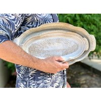 Vintage Handgemachte Weiße Ovale Keramikschale Mit Gepunktetem Design von YedidyaGottlieb