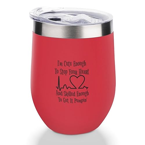 Yelolyio Isolierter Weinbecher mit Deckel "I'm Cute Enough to Stop Your Heart and Skilled Enough to Get It Pumpin' Wine Mug Drinkware Housewarming Birthday Gifts for Women Men Friend", Rot, 340 ml von Yelolyio