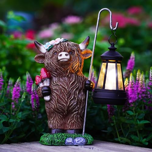 Yeomoo Highland Cow Gartenfiguren mit Solar Gartendeko für Draußen - Lustig Hochlandrind mit Solarlampen Pilz Garten Deko - Kuh Geschenke für Frauen Mama Männer Wetterfeste Balkon Deko Wohnzimmer von Yeomoo