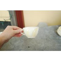 Feine Porzellan Schöne Makellose Antike China Belleek Creme Ungewöhnliche Twisted Design Teetasse W/3 von YesterdayAndTomorrow