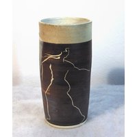 Jennifer Gardiner North Carolina Pottey/Künstlerin ~ Laufende Frau Handgefertigte Sgraffito-Vase in Menschlicher Form Und Maskierende Designvase von YesterdayAndTomorrow