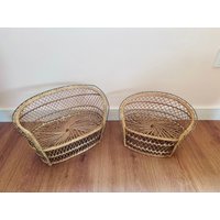 Geflochtenes Vintage Boho Pfauenstuhl in Sofaform | Retro Rattan Puppenstuhl/Puppensofa Dekorativer Blumenhocker Zwei Größen von YesterdayMeetsHome