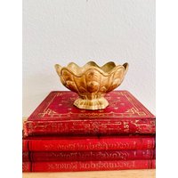 Massiver Vintage Jugendstil Messing Blumentopf - Handgefertigte 1930Erschale Mit Fuß | Eleganter Goldener Pflanzentopf in Blumenform von YesterdayMeetsHome