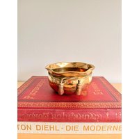 Messing Blumentopf Mid Century Design Stilvoll Deko St. Patrick's Day Pflanzkübel Retro Pflanzgefäß 1960Er Übertopf Goldener Kobold Topf von YesterdayMeetsHome