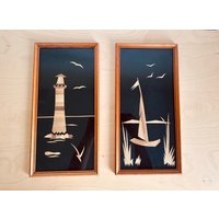 Vintage Intarsien Bild Für Sommer 2Er Set Stilvolle Maritime Kunstwerke in Schwarz-Beige Leuchtturm & Segelboot Kunst Retro Wanddeko Vintage Intarsien Bild Für Sommer 2Er Set Stilvolle Maritime Kunstwerke in Schwarz-Beige Leuchtturm & Segelboot Kunst Retro Wanddeko von YesterdayMeetsHome
