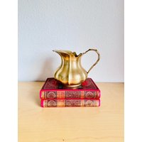 Vintage Jungendstil Messing Krug Gießkanne Aus Den 1930Er Jahren Dekorative Vase Antiker Messingkrug Goldene Messingvase von YesterdayMeetsHome