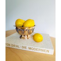 Vintage Messing Schale Mit Fuß Goldene Retro Sockelschale Weindekor Für Eis Obst Candybar Jugendstil Teller Blumentopf Vintage Messing Schale Mit Fuß Goldene Retro Sockelschale Weindekor Für Eis Obst Candybar Jugendstil Teller Blumentopf von YesterdayMeetsHome