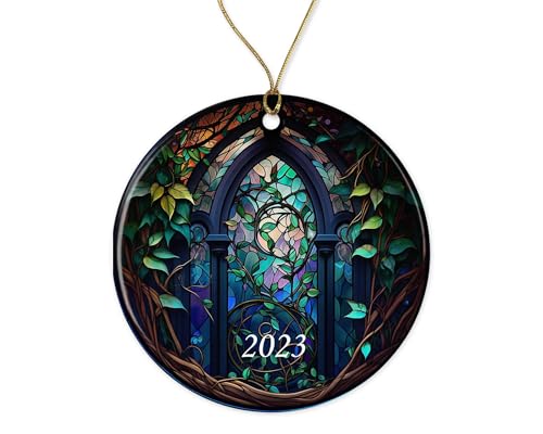 Buntglas-Ornament – 2023 Weihnachtsdekoration Idee – Erbstück-Andenken – Runde Keramik – Kugel Geschenk beidseitig bedruckt von YmeerGifts