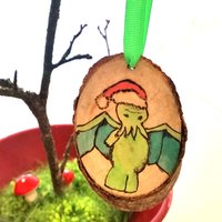 Cthulhu Claus Ornament - Brandmalerei Weihnachtsschmuck Lovecraft von YoGnomie