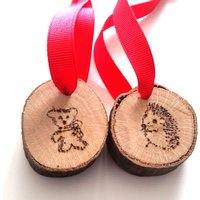 Mini Igel Und Teddy Bär Ornamente-Set Von 2-Natur Ornament-Rustikales Dekor-Weihnachtsschmuck-Weihnachtsbaum-Urlaub Dekor-Handgemacht Mini Igel Und Teddy Bär Ornamente-Set Von 2-Natur Ornament-Rustikales Dekor-Weihnachtsschmuck-Weihnachtsbaum-Urlaub Dekor-Handgemacht von YoGnomie