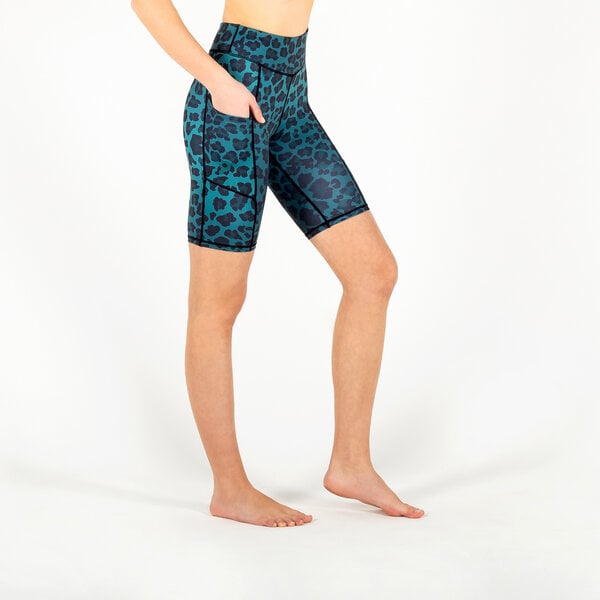 Yoga Hero Biker Shorts mit drei Eingrifftaschen von Yoga Hero