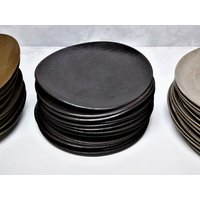 Schwarzes Geschirr-Set, Einzigartiges Schwarzes Teller-Set Für 1-12, Schwarze Keramik-Speiseteller, Geschirr, Handgefertigte Keramikteller von YomYomCeramic