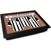 Newcastle Fc "The Magpies' Schoßtablett L919 | Personalisiertes Geschenk Gepolstertes Tablett Mehrzweck-Laptop-Schreibtisch Handgefertigt in von YooshUK