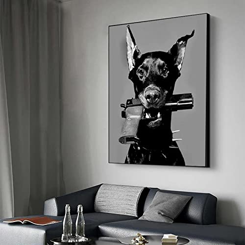 Yooyu Leinwanddruck mit lustigen Tieren, Hund mit Waffe, Dobermann mit Waffe im Mund, Poster, schwarz-weißes Bild, Heimdekoration, 70 x 90 cm, schwarzer Rahmen von Yooyu