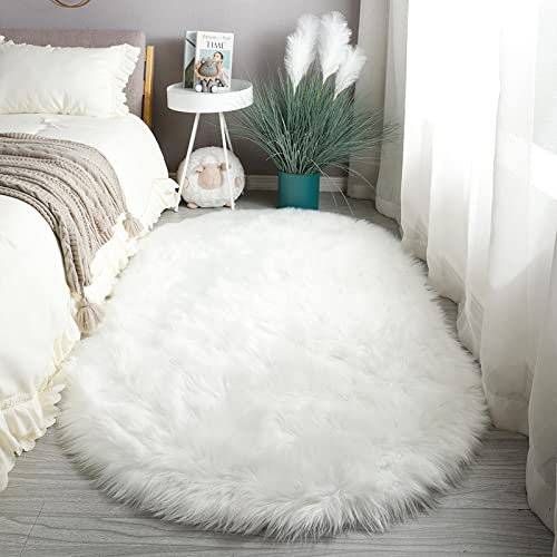 Yopeango Kunstfell-Teppich für Schlafzimmer, superweicher Fellteppich für Zimmer, weiß, 80 x 180 cm von Yopeango