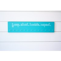 Cheerleader Medaille Halter - Springen. Trick. Wäschetrockner. Wiederholen. -Große von YorkSignShop