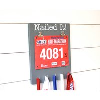 Läuft Startnummer & Medaille Display - Nagelte Ihn von YorkSignShop