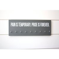 Medaille Halter - Schmerz Ist Temporär. Stolz Forever Medium von YorkSignShop