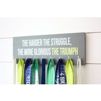 Medaillenhalter - Je Härter Der Kampf, Desto Glorreicher Triumph. Medium Motivationsspruch Inspirational von YorkSignShop