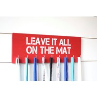 Medaillenhalter - Lassen Sie Alles Auf Der Matte Medium Ringen Gymnastik Cheer von YorkSignShop