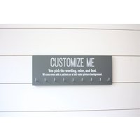 Personalisierbarer Mittlerer Medaillenhalter - Sie Gestalten Es, Wir Machen Es Medaille Halter Display Rack Custom von YorkSignShop