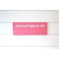 Schwimmen Sie Medaille Halter -... Und Sie Schwamm Immer Glücklich. -Medium Schwimmen Sie Medaille Halter -... Und Sie Schwamm Immer Glücklich. -Medium von YorkSignShop