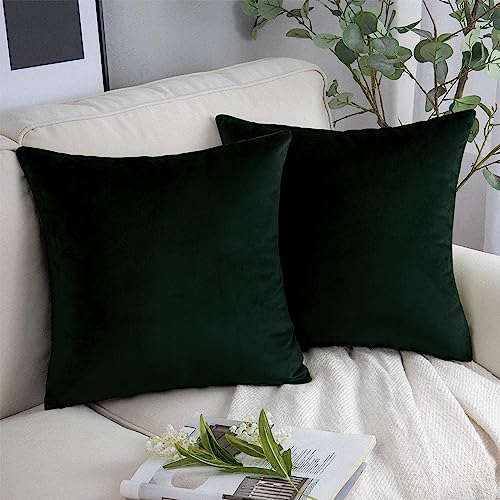 YORKSHIRE BEDDING Weihnachtskissenbezüge, 45 x 45 cm, 2 Stück, Samt, quadratisch, dekorativer weicher Kissenbezug für Sofa, Couch, mit unsichtbarem Reißverschluss (Dunkelgrün, 45 x 45 cm) von Yorkshire Bedding