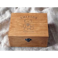 Teddybär Bild Auf Erinnerungsbox, Custom Andenken Box Für Baby, Erstes Geburtstagsgeschenk Teddybär Bild Auf Erinnerungsbox, Custom Andenken Box Für Baby, Erstes Geburtstagsgeschenk von YouCanMAKEitPERSONAL