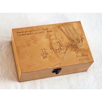 Winnie The Pooh Spruch Auf Erinnerungsbox, Und Piglet Bild Lewelry Box, Custom Zitat Holzbox Winnie The Pooh Spruch Auf Erinnerungsbox, Und Piglet Bild Lewelry Box, Custom Zitat Holzbox von YouCanMAKEitPERSONAL