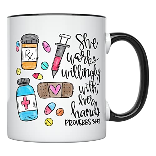 YouNique Apotheker-Tasse für Frauen, 313 ml, Sprüche 21:13, Apotheken-Techniker Kaffeetasse, Apotheken-Tasse, Apotheker-Abschlusstasse, Apotheken-Tech Apotheker-Absolventen (schwarzer Griff) von YouNique Designs