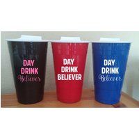 Day Drink Believer - Wiederverwendbare Doppelwandige Solo-Tassen. Schwarz, Rot Und Blau. Deckel Inklusive von YouSaidItDesigns