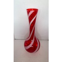 Vintage Gerippte Rote & Weiße Swirl Art Glas Vase 19 3/4" von YoungsThingsandStuff