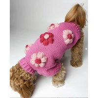 Rosa Hundestrickpullover "Chloe" Mit Blumen | Custom Fit Hundepullover Herz-Design Kuscheliger Aus Wolle Für Kleine & Große Hunde Rosa Hundestrickpullover "Chloe" Mit Blumen | Custom Fit Hundepullover Herz-Design Kuscheliger Aus Wolle Für Kleine & Große Hunde von YourDogsBusinessCo