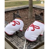 Weißer Hundestrickpullover Mit Roter Schleife | Custom Fit Hundepullover Kirschen Design Kuscheliger Aus Wolle Für Kleine & Große Hunde von YourDogsBusinessCo