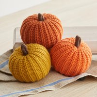 stricken Kürbisse Set 3 Orange Boo Korb Füller Für Erwachsene, Wunderliche Halloween-Kürbis Schüssel Füllstoffe Fallen Abgestuften Tablett von YourHeartsContent