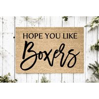 Hope You Like Boxers Welcome Mat | Perfektes Geschenk Für Hundebesitzer Haustierliebhaber Personalisierte Fußmatte Neues Wohndekor von YourRealHome