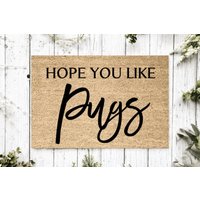 Hope You Like Mops Welcome Mat | Perfektes Geschenk Für Hundebesitzer Haustierliebhaber Personalisierte Fußmatte Neues Wohndekor Einweihungsgeschenk von YourRealHome