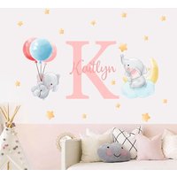 Personalisiertes Wandtattoo Cartoon Sticker Niedliche Elefanten Ballon Sterne Mit Wunschnamen Set Für Babyzimmer Kinderzimmer Selbstklebend von YourStickerWorldShop