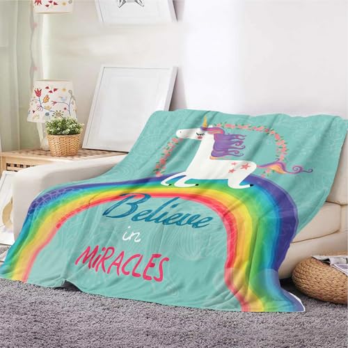 Einhorn-Regenbogen-Überwurfdecke – weiche Fleecedecke mit Zitat "Believe in Miracles", magische Schlafsofa-Decke für Kinder, Jugendliche und Fantasy-Liebhaber (Einhorn, 130 x 150 cm) von YunTu