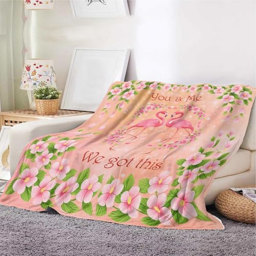 Flamingo-Überwurfdecke – Romantische, weiche Fleecedecke mit Zitat "You & Me We Got This", rosa Blumenmuster, Sofa-, Bettdecke für Paare und Heimdekoration (Flamingo, 130 x 150 cm) von YunTu
