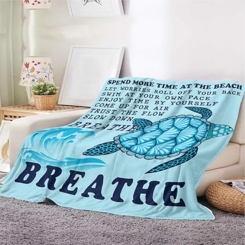 Überwurfdecke mit Meeresschildkröte, weiche Fleecedecke mit inspirierendem Zitat "Breathe", Ozean-Strand-Thema, Sofa-, Bett-Decke für Entspannung und Küstendekoration (Meeresschildkröte, 130 x 150 cm) Überwurfdecke mit Meeresschildkröte, weiche Fleecedecke mit inspirierendem Zitat "Breathe", Ozean-Strand-Thema, Sofa-, Bett-Decke für Entspannung und Küstendekoration (Meeresschildkröte, 130 x 150 cm) von YunTu