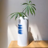 Handgemachte Hohe Porzellanvase Moderne Kobaltblaue Pinselstriche Handgemachte Hohe Porzellanvase Moderne Kobaltblaue Pinselstriche von YuuenCollection