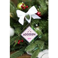 Weihnachtsverzierung Personalisierte Pfeile Kleines Aber Heftiges Mädchen Name Klare Acryl-Look-Moderne Feiertagsdekorationen | Art.-Ppl240 von ZCDGifts