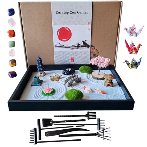 ZEN&TAO Klassischer Desktop-Zen-Garten mit reichlich (über 20) Zubehör, sitzend in großem, schwarzem Original-Holztablett und 7-teiligem Werkzeugset in Metallbox (Chakra-Edelsteine) von ZEN&TAO