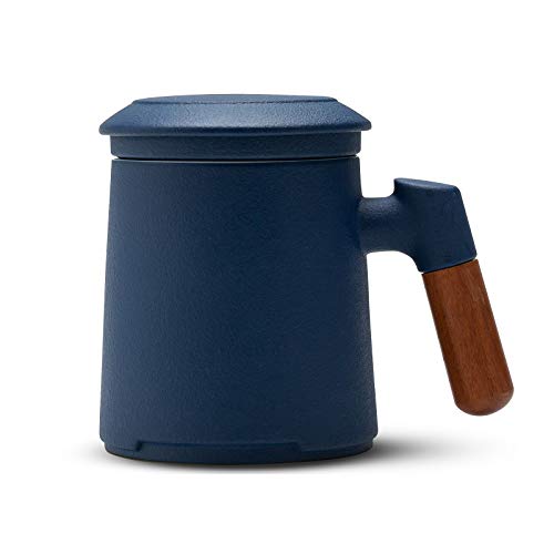 ZENS Teetasse mit Deckel und Sieb, 360 ml Holzgriff Teebecher mit Teesieb und Deckel für Losen Tee, Matte Keramik Teetassen Geschenke für Teeliebhaber, handgesprühte Dunkel Blau Glasur von ZENS